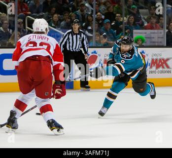 17. März 2012: Martin Havlat schiebt den Puck während des NHL-Hockeyspiels zwischen den Detroit Red Wings und den San Jose Sharks im HP Pavilion in San Jose, CA. Die Sharks besiegten die Redwings 3-2 in Überstunden. â© Damon Tarver/Cal Sport Media(Kreditbild: © Damon Tarver/Cal Sport Media/ZUMAPRESS.com) Stockfoto