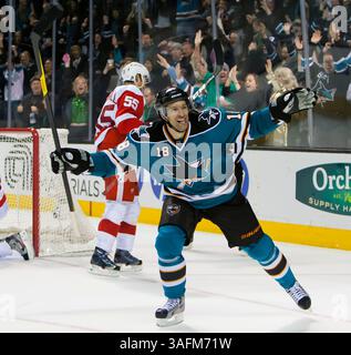 17. März 2012: Haie Stürmer Dominic Moore feiert im HP Pavilion in San Jose, CA, das Siegtor von Martin Havlat während des NHL-Hockeyspiels zwischen den Detroit Red Wings und den San Jose Sharks 3-2. â© Damon Tarver/Cal Sport Media(Kreditbild: © Damon Tarver/Cal Sport Media/ZUMAPRESS.com) Stockfoto