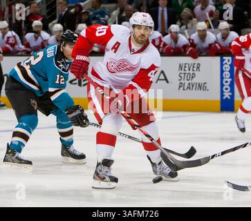 17. März 2012: Redwings Stürmer Henrik Zetterberg übergibt den Puck während des NHL-Hockeyspiels zwischen den Detroit Red Wings und den San Jose Sharks im HP Pavilion in San Jose, CA. Die Sharks besiegten die Redwings 3-2 in Überstunden. â© Damon Tarver/Cal Sport Media(Kreditbild: © Damon Tarver/Cal Sport Media/ZUMAPRESS.com) Stockfoto