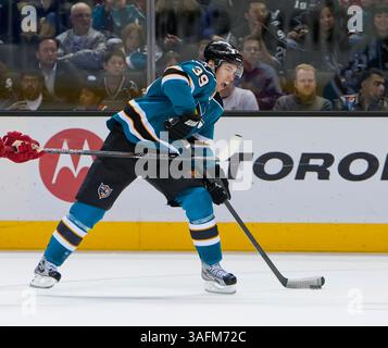 17. März 2012: Logan Couture schießt den Puck während des NHL-Hockeyspiels zwischen den Detroit Red Wings und den San Jose Sharks im HP Pavilion in San Jose, CA. Die Sharks besiegten die Redwings 3-2 in Überstunden. â© Damon Tarver/Cal Sport Media(Kreditbild: © Damon Tarver/Cal Sport Media/ZUMAPRESS.com) Stockfoto