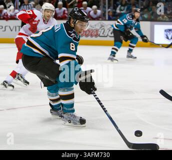 17. März 2012: Joe Pavelski arbeitet im HL-Hockeyspiel zwischen den Detroit Red Wings und den San Jose Sharks im HP Pavilion in San Jose, CA. Die Sharks besiegten die Redwings 3-2 in Überstunden. â© Damon Tarver/Cal Sport Media(Kreditbild: © Damon Tarver/Cal Sport Media/ZUMAPRESS.com) Stockfoto