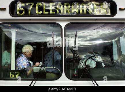 26.2.2003-- Joyce Gervais aus Ontario, Kanada, wartet, um ihr Busticket zu scannen, nachdem sie einen Besuch in der Westfield Shoppingtown Country gemacht hat. Sie war mit ihrem Mann Carl und die beiden sind mehrere Wochen im Urlaub in der Gegend. Es gibt etwas über Einkaufszentren und öffentliche Busse. Nach Jahren (Kreditbild: St. Petersburg Times/ZUMAPRESS.com) Stockfoto