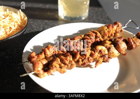 Gegrilltes Pinchos-Hähnchenfleisch nach spanischer Art Stockfoto