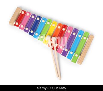 Buntes Spielzeug-Xylophon isoliert auf weiß, Draufsicht. Kindermusikinstrument Stockfoto