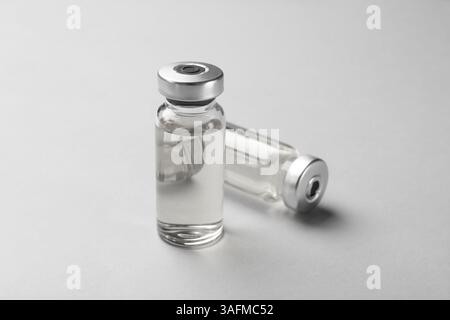 Hepatitis-Impfstoff in Glasfläschchen auf grauem Hintergrund, Nahaufnahme Stockfoto