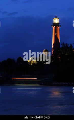 Der Jupiter Inlet Lighthouse leuchtet in der Abenddämmerung am Mittwoch, den 21. April 2004. Der Leuchtturm wurde am 10. Juli 1860 fertiggestellt und erstmals beleuchtet und ist das älteste noch existierende Gebäude im Palm Beach County. „The Lighthouse steht auf einem alten indischen Muschelhügel, der um 700 n. Chr. datiert wurde, und ist 156 Meter hoch mit 105 Stufen von der Basis bis zur Spitze. Der Leuchtturm selbst ist 108 Meter hoch, während der Hügel 48 Meter hoch ist. Das Licht kann etwa 20 Meilen auf dem Meer gesehen werden. (Bild: St. Petersburg Times/ZUMAPRESS.com) Stockfoto