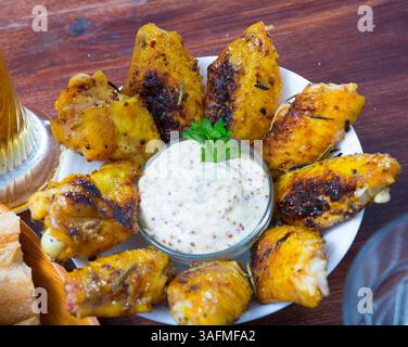 Gebackene Hähnchenflügel mit Senfsauce Stockfoto