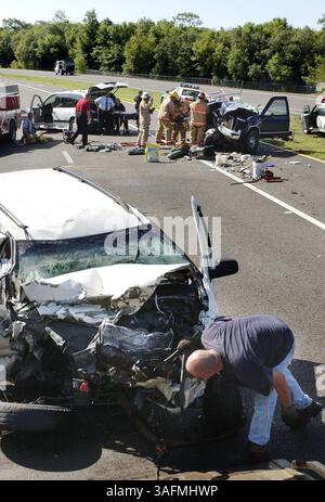 FOTO 1: Ein weißer Jeep Grand Cherokee, gefahren von Kimberly Clemons (CQ-FHP), 42, fuhr auf der Westseite der S.R. 50 in die falsche Richtung und kollidierte mit einem Blue Chevrolet Pickup, der von Ken Breeden (CQ-FHP), 32, am frühen Donnerstagmorgen gefahren wurde, wobei der Passagier James Tholen (CQ-FHP) getötet wurde. 38 des Aufnehmers und schwere Verletzungen beider Fahrer. Die westwärts gerichtete S.R. 50 wurde über vier Stunden geschlossen, da der Verkehr am Unfallort auf einer nahegelegenen Straße umgeleitet wurde. Die beiden Fahrer wurden zur medizinischen Versorgung nach Tampa gebracht. Auch ein Semi war in den Unfall verwickelt, der auf die Straßenschulter auswich, um zu vermeiden Stockfoto