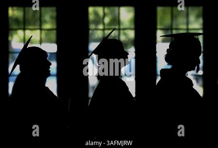 Die Absolventen der St. Leo University treten an, um die Higgins Hall zu betreten, um am Samstag die Schulbegleitung zu feiern. Bei der Zeremonie war General Tommy Franks im Ruhestand. Die Absolventen schließen sich einer St. Leo Alumni-Gruppe von mehr als 47.000 an. (Bild: St. Petersburg Times/ZUMAPRESS.com) Stockfoto