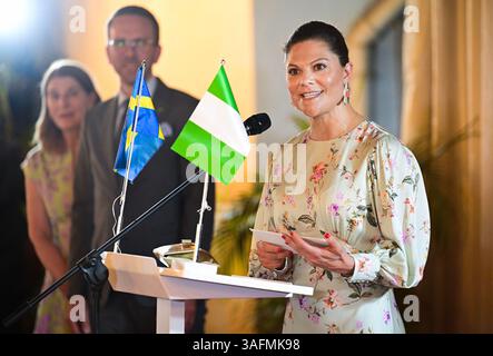Abuja, Nigeria. April 2025. Swedens Kronprinzessin Victoria spricht bei einem Empfang in der schwedischen Botschaft in Abuja im Zusammenhang mit der Kronprinzessin, die am 07. april 2025 einen dreitägigen offiziellen Besuch in Afrikas bevölkerungsreichstem Land in Abuja, Nigeria, beginnt.Foto: Jonas Ekströmer/TT/Code 10030 Credit: TT News Agency/Alamy Live News Stockfoto