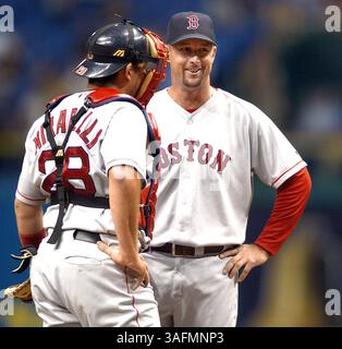 Die Devil Rays und die Boston Red Sox treffen sich am Montag, den 2.08.04, im dritten von drei Spielen im Tropicana Field. Sox Starting Pitcher Tim Wakefield hatte heute Abend Spaß auf Kosten der Rochen, hier sprach mit Catcher Doug Mirabelli (Credit Image: St Petersburg Times/ZUMAPRESS.com) Stockfoto