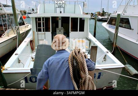 Clearwater Beach bereitet sich auf Hurrikan Charley vor. Nr. 3.) Kapitän Bill Burk trägt einen Durchmesser von 1 cm, um das 47 Fuß lange Charterboot 100 Proof gegen Hurrikan Charley am Donnerstagnachmittag 12/04 in der Clearwater Municipal Marina am Clearwater Beach zu sichern. (Bild: St. Petersburg Times/ZUMAPRESS.com) Stockfoto