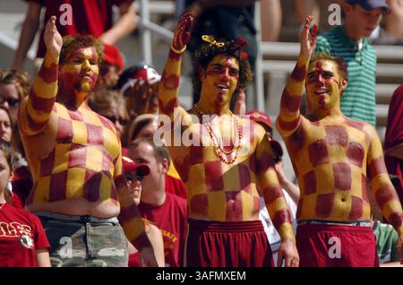 10.2.2004.Fans der Checkered Florida State University führen das Tomahawk Chop während des Spiels der University of North Carolina und der Florida State University im Doak Campbell Stadium am Samstagnachmittag auf. (Bild: St. Petersburg Times/ZUMAPRESS.com) Stockfoto