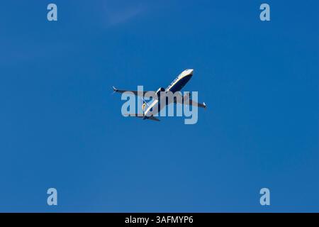 Ryanair Jet-Flugzeug Boeing 737-8AS mit Anflug zur Landung am Flughafen Stansted (London) Essex Stockfoto