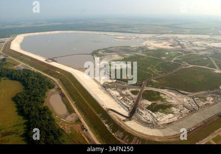 Foto Nr. 1 von 1) die schweren Regenfälle während der Hurrikane zwangen die Baumannschaften, die Installation der Bodenzementauskleidung, die zur Panzerung der Staudämme erforderlich war, zu verzögern, was das Datum der Fertigstellung des Stausees ab november verzögerte. Bis 1. januar. Die Beamten spielen die Verzögerung herunter und sagen, selbst wenn das Reservoir bis november fertig gewesen wäre. 15 hätten Ingenieure nicht damit beginnen können, Flusswasser in den Stausee zu pumpen, da die Oberflächenwasserstände derzeit zu niedrig sind. Foto von Skip O'Rourke am 28/2004 (Foto: St. Petersburg Times/ZUMAPRESS.com) Stockfoto