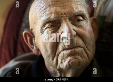 BILDUNTERSCHRIFT: (11.30.2005, BEVERLY HILLS) der 84-jährige Amon Downs (cq), ein Veteran des japanischen Angriffs auf Pearl Harbor, erinnert sich an japanische Flugzeuge, die so nah über dem Himmel fliegen, dass man die Piloten sehen konnte, so als wären sie direkt neben Ihnen. Downs hat noch immer Albträume vom Angriff vom 7. Dezember 1941; ein kritisches Ereignis in der Geschichte der USA, das die Nation in den Zweiten Weltkrieg brachte.ZUSAMMENFASSUNG DER GESCHICHTE: Interview mit einem 84-jährigen Perlhafen-Veteranen, der mit Interviews von 64, 44 und 24 Jahren und ihrer Einschätzung der Bedeutung des 7. Dezember 1941 gehen soll. (Bild: St. Petersburg Times/ZUMAPRES Stockfoto