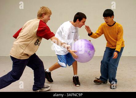 24.03.2005, Brooksville) FOTO 1: Am Donnerstag spielen die Neuntklässler Brian Aukerman (CQ), links, Blake Burton und Samuel Seymour (CQ), 10. Klasse, in der Bandshell des Hernando Park, Teil einer außergewöhnlichen Student Education Class der Central High School. 28 Schüler lernten durch gemeindenahen Unterricht, der den Unterricht in die reale Welt überträgt. „Es hilft ihnen, sich zu unterhalten“, sagte die Lehrerin El-Donna Mylrea (Credit Image: St Petersburg Times/ZUMAPRESS.com). Stockfoto