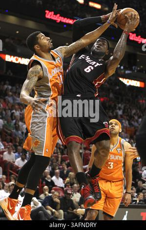 20. März 2012: Miami, Florida, USA: Der LeBron James (6) der Miami Heat wird im ersten Viertel von den Phoenix Suns' Markieff Morris, links, in der AmericanAilrines Arena befallen. (Bild: © Charles Trainor Jr/Miami Herald/MCT/ZUMAPRESS.com) Stockfoto