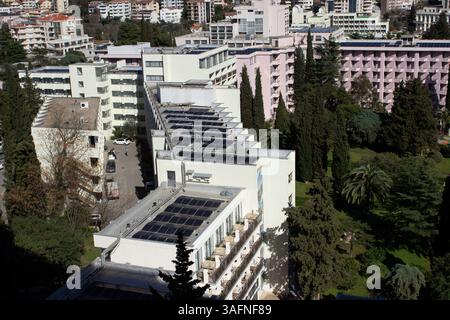 Stadtlandschaft mit Solarpaneelen und Blick auf die Stadt Stockfoto