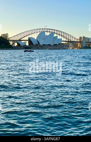 Ein alternativer Blick auf das Sydney Opera House, das von der Sydney Harbour Bridge bei Sonnenuntergang in New South Wales, Australien, eingerahmt wird Stockfoto