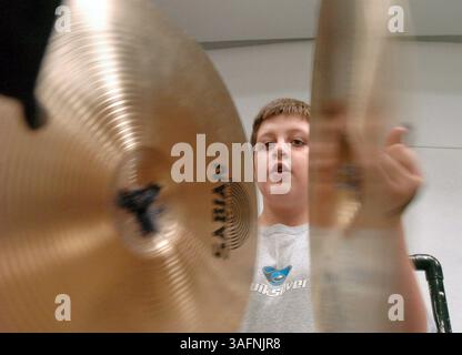BILDUNTERSCHRIFT 1: (New Port Richey - 06.09.05). Trevor Kearney, 12, von der Gulf Middle School, spielt die Zimbeln während der Probe Donnerstag, 6.09.05, im Symphonic Band Camp, das an der Ridgewood High School stattfindet. ZUSAMMENFASSUNG DER GESCHICHTE:. Das Summer Symphonic Music Camp ist das einzige Programm in Pasco, das für Schüler (Mittel- und Gymnasium) entwickelt wurde, um im Sommer an Musik teilzunehmen. Das Camp ist diese Woche (Bild: St. Petersburg Times/ZUMAPRESS.com) Stockfoto