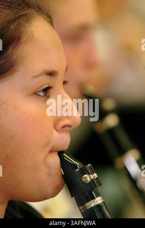 BILDUNTERSCHRIFT: (New Port Richey - 06.09.05) Samantha Ladd, 17 spielt Klarinette während der Probe am Donnerstag, 6.09.05, im Symphonic Band Camp, das an der Ridgewood High School stattfindet. Ladd hat dieses Jahr gerade seinen Abschluss in Ridgewood gemacht. ZUSAMMENFASSUNG DER GESCHICHTE: Das Summer Symphonic Music Camp ist das einzige Programm in Pasco, das für Schüler (Mittel- und Gymnasium) entwickelt wurde, um im Sommer an Musik teilzunehmen. Das Camp ist diese Woche (Bild: St. Petersburg Times/ZUMAPRESS.com) Stockfoto
