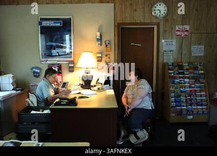 23.06.2005, BROOKSVILLE) Rhoda Moneyhan (cq) verkauft ein Busticket nach Selma Hatfield (cq) (l-r) für ihren Sohn, der aus Dallas zu Besuch kommt. Hatfield, die 8 Kinder hat, sagt, sie ist seit 32 Jahren Kundin. Die Greyhound-Bushaltestelle in Brooksville ist in der vergangenen Woche nicht mehr geschlossen worden, wie viele andere kleine Stadtdepots im Bundesstaat, aber sie wurde auf vier tägliche Haltestellen verkürzt. Die Station, die von einer alten Tankstelle am westlichen Stadtrand aus betrieben wird, gehört und wird von Rhoda Moneyhan betrieben (Credit Image: St Petersburg Times/ZUMAPRESS.com) Stockfoto