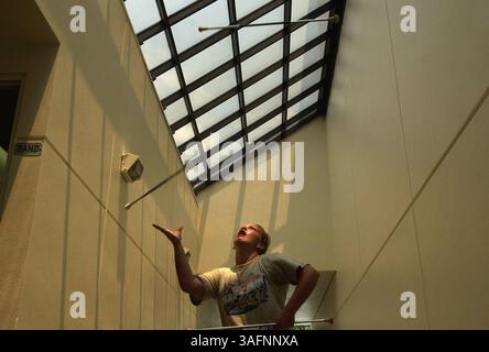 BILDUNTERSCHRIFT: New Port Richey (26.07.2005) Blaise Clark, 14, wirbelt drei Schlagstöcke auf einmal in einem Flur, der zum Bandraum der Gulf High School führt. Blaise, die seit ihrem 4. Lebensjahr herumwirbelt, hat während des wochenlangen Bandcamps hart gearbeitet, das um 8 Uhr morgens beginnt und diese Woche bis 15 Uhr geht. "Drei Stöcke sind am härtesten, zusammen mit dem doppelten Wagenrad." Sagt Blaise. Sie ist eine der Top-Twirler in der Gegend und ihr Team von Hot Shots Baton hat letztes Jahr die National Championship in Arizona absolviert...ZUSAMMENFASSUNG DER GESCHICHTE: Die Gulf High School in New Port Richey ist auf dem Weg Stockfoto