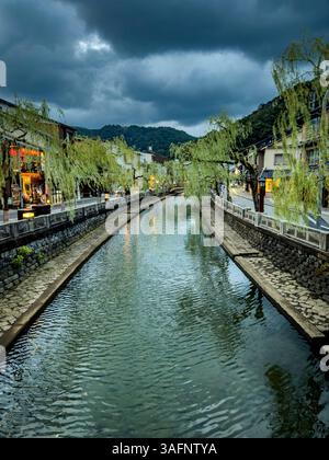 Der Maruyama River verläuft durch Kinosakionsen, Präfektur Hyogo, Kansai, Japan Stockfoto