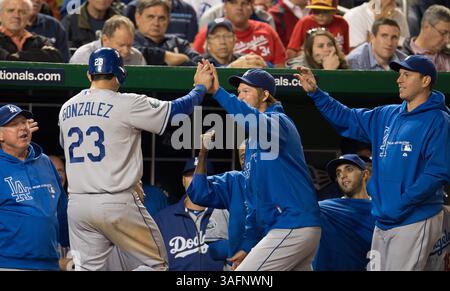 19. September 2012 - Washington, DC, USA - Los Angeles Dodgers erster Baseman Adrian Gonzalez (23) wird im Dugout begrüßt, nachdem er im vierten Inning von Spiel 2 im Nationals Park in Washington, D. C, Mittwoch, 19. September 2012. (Bild: © Harry E. Walker/MCT/ZUMAPRESS.com) Stockfoto