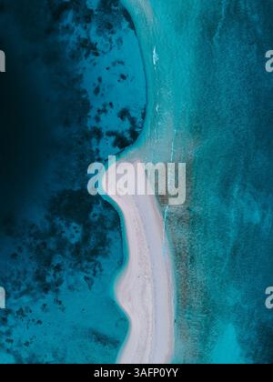 Blick aus der Vogelperspektive auf die atemberaubende Küste von Romblon Island, Philippinen, mit unberührtem weißen Sandstrand und lebhaftem türkisfarbenem Wasser Stockfoto