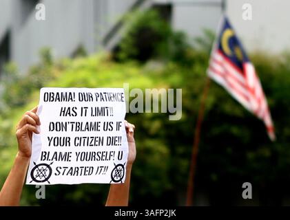 21. September 2012 - Kuala Lumpur, Malaysia - Ein malaysischer muslimischer Demonstrant hält während eines Protestes gegen den umstrittenen Film "Innocence of Muslims" vor der US-Botschaft in Kuala Lumpur ein Plakat hoch. Westliche Missionen in der ganzen islamischen Welt waren in Alarmbereitschaft und fürchteten eine weitere Eskalation einer 10-tägigen heftigen Gegenreaktion wegen des Niedrigbudget-Films, der sich in mindestens 20 Ländern ausgebreitet hat und mehr als 30 Menschen getötet hat. (Bild: © Abdul Ramdzhani Rahman/ZUMAPRESS.com) Stockfoto