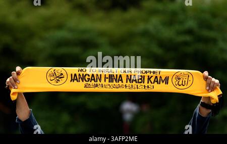 21. September 2012 - Kuala Lumpur, Malaysia - Ein malaysischer muslimischer Demonstrant hält während eines Protestes gegen den umstrittenen Film "Innocence of Muslims" vor der US-Botschaft in Kuala Lumpur ein Plakat hoch. Westliche Missionen in der ganzen islamischen Welt waren in Alarmbereitschaft und fürchteten eine weitere Eskalation einer 10-tägigen heftigen Gegenreaktion wegen des Niedrigbudget-Films, der sich in mindestens 20 Ländern ausgebreitet hat und mehr als 30 Menschen getötet hat. (Bild: © Abdul Ramdzhani Rahman/ZUMAPRESS.com) Stockfoto