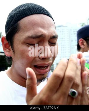 21. September 2012 - Kuala Lumpur, Malaysia - Ein malaysischer muslimischer Demonstrant betet während eines Protestes gegen den umstrittenen Film "Innocence of Muslims" vor der US-Botschaft in Kuala Lumpur. Westliche Missionen in der ganzen islamischen Welt waren in Alarmbereitschaft und fürchteten eine weitere Eskalation einer 10-tägigen heftigen Gegenreaktion wegen des Niedrigbudget-Films, der sich in mindestens 20 Ländern ausgebreitet hat und mehr als 30 Menschen getötet hat. (Bild: © Abdul Ramdzhani Rahman/ZUMAPRESS.com) Stockfoto