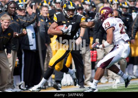 September 2012 - Iowa City, Iowa, USA Der Breitbandempfänger Kevonte Martin-Manley (11) von Iowa Hawkeyes holt einen Pass für einen ersten Niedergang im NCAA-Fußballspiel zwischen der University of Iowa Hawkeyes und den Central Michigan Chippewas in Iowa City, IA. (Kreditbild: © Louis Brems/ZUMAPRESS.com) Stockfoto