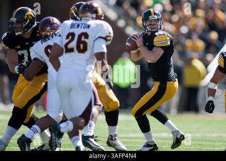 September 2012 - Iowa City, Iowa, USA James Vandenberg (16), Quarterback von Iowa Hawkeyes, sucht nach einem offenen Empfänger im NCAA-Fußballspiel zwischen der University of Iowa Hawkeyes und den Central Michigan Chippewas in Iowa City, IA. (Kreditbild: © Louis Brems/ZUMAPRESS.com) Stockfoto