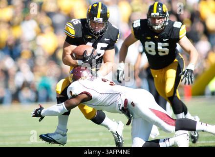 September 2012 - Iowa City, Iowa, USA Mark Weisman (45) wird von Central Michigan Chippewas Taylor Bradley (6) im NCAA-Football-Spiel zwischen der University of Iowa Hawkeyes und den Central Michigan Chippewas in Iowa City, IA, gestürzt. (Kreditbild: © Louis Brems/ZUMAPRESS.com) Stockfoto