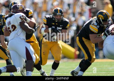 September 2012 - Iowa City, Iowa, USA S - Iowa Hawkeyes Fullback Mark Weisman (45) schneidet im NCAA-Football-Spiel zwischen der University of Iowa Hawkeyes und den Central Michigan Chippewas in Iowa City, IA, durch die Mitte gegen die Verteidigung von Central Michigan zurück. (Kreditbild: © Louis Brems/ZUMAPRESS.com) Stockfoto
