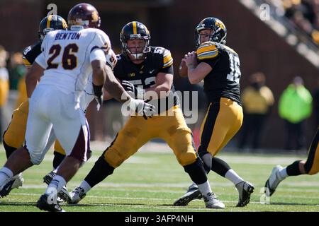 September 2012 - Iowa City, Iowa, USA James Vandenberg (16), Quarterback von Iowa Hawkeyes, sucht nach einem offenen Empfänger im NCAA-Fußballspiel zwischen der University of Iowa Hawkeyes und den Central Michigan Chippewas in Iowa City, IA. (Kreditbild: © Louis Brems/ZUMAPRESS.com) Stockfoto