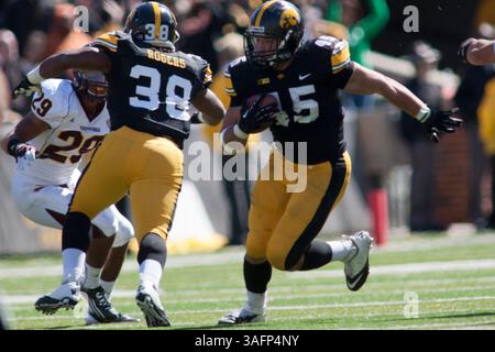 September 2012 - Iowa City, Iowa, USA S - Iowa Hawkeyes Fullback Mark Weisman (45) holt 12 seiner 220 Yards am Tag beim NCAA-Fußballspiel zwischen der University of Iowa Hawkeyes und den Central Michigan Chippewas in Iowa City, IA. (Kreditbild: © Louis Brems/ZUMAPRESS.com) Stockfoto