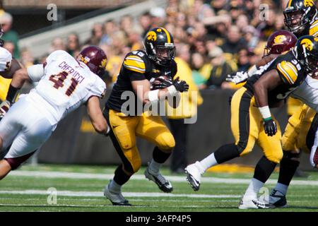 September 2012 - Iowa City, Iowa, USA S - Iowa Hawkeyes Fullback Mark Weisman (45) wählt 4 Yards seiner 220 am Tag des NCAA-Fußballspiels zwischen der University of Iowa Hawkeyes und den Central Michigan Chippewas in Iowa City, IA. (Kreditbild: © Louis Brems/ZUMAPRESS.com) Stockfoto