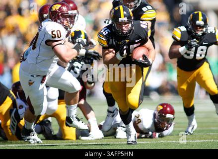 September 2012 - Iowa City, Iowa, USA S - Iowa Hawkeyes Fullback Mark Weisman (45) läuft in der Mitte für einen Iowa Touchdown im NCAA-Football-Spiel zwischen der University of Iowa Hawkeyes und den Central Michigan Chippewas in Iowa City, IA. (Kreditbild: © Louis Brems/ZUMAPRESS.com) Stockfoto