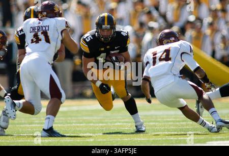 September 2012 - Iowa City, Iowa, USA S - Iowa Hawkeyes Fullback Mark Weisman (45) sucht Platz für das NCAA-Fußballspiel zwischen der University of Iowa Hawkeyes und den Central Michigan Chippewas in Iowa City, IA. (Kreditbild: © Louis Brems/ZUMAPRESS.com) Stockfoto