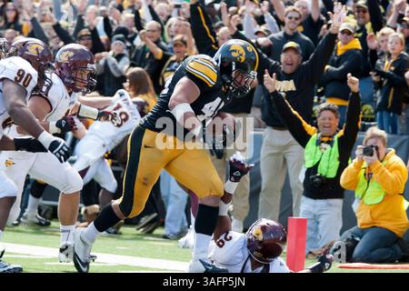 September 2012 - Iowa City, Iowa, USA Mark Weisman (45) überquert die Torlinie, um Iowa im 4. Quartal des NCAA-Fußballspiels zwischen der University of Iowa Hawkeyes und den Central Michigan Chippewas in Iowa City, IA, auf 31-29 zu setzen. (Kreditbild: © Louis Brems/ZUMAPRESS.com) Stockfoto