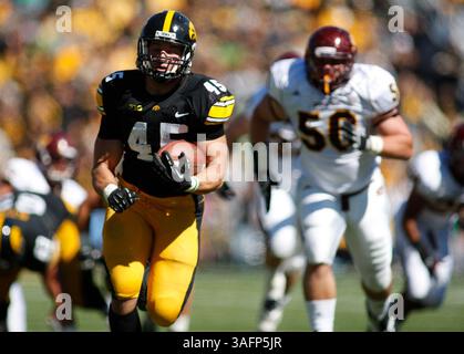 September 2012 - Iowa City, Iowa, USA Mark Weisman (45) findet die Endzone des NCAA-Fußballspiels zwischen der University of Iowa Hawkeyes und den Central Michigan Chippewas in Iowa City, IA. (Kreditbild: © Louis Brems/ZUMAPRESS.com) Stockfoto