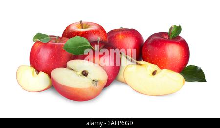 Frische saftige rote Äpfel isoliert auf weiß. Ganz und in Scheiben geschnitten Stockfoto