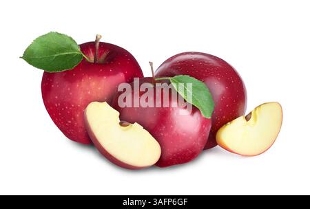 Frische saftige rote Äpfel isoliert auf weiß. Ganz und in Scheiben geschnitten Stockfoto