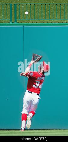 22. September 2012 - Washington, DC, USA - der Center Fielder der Washington Nationals Bryce Harper (34) macht einen überschulterfreien Fang auf einem All-Hit von Milwaukee Brewers, dem zweiten Baseman Rickie Weeks (23) während des dritten Inning im Nationals Park in Washington, D. C, Samstag, 22. September 2012. (Bild: © Harry E. Walker/MCT/ZUMAPRESS.com) Stockfoto