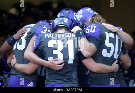 22. September 2012 - Fort Worth, TX, USA - Texas Christian-Football-Spieler treffen sich vor dem Start der Aktion gegen Virginia am Samstag, 22. September 2012, in Fort Worth, Texas, im Amon G. Carter Stadium in Fort Worth, Texas. TCU besiegte Virginia mit 27:7. (Kreditbild: © Ron Jenkins/MCT/ZUMAPRESS.com) Stockfoto