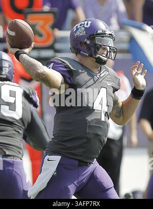 22. September 2012 - Fort Worth, TX, USA - Texas Christian Quarterback Casey Pachall (4) sucht während der ersten Halbzeit gegen Virginia am Samstag, 22. September 2012, in Fort Worth, Texas, nach einem offenen Receiver. im Amon G. Carter Stadium in Fort Worth, Texas. TCU besiegte Virginia mit 27:7. (Kreditbild: © Brandon Wade/MCT/ZUMAPRESS.com) Stockfoto